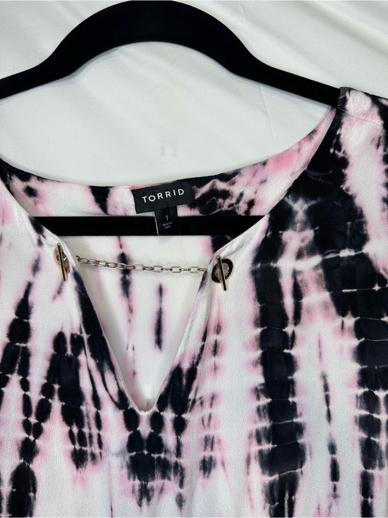 torrid Tops - Torrid Pink & Black Tie-Dye Chain Accent V-Neck Top size 1 (14/16)